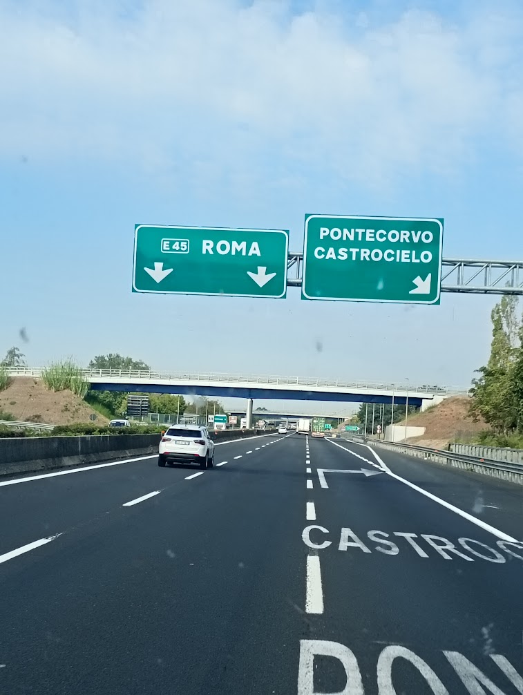 Cartello autostradale A1 E45 direzione Roma durante il trasferimento dei materiali per l'evento