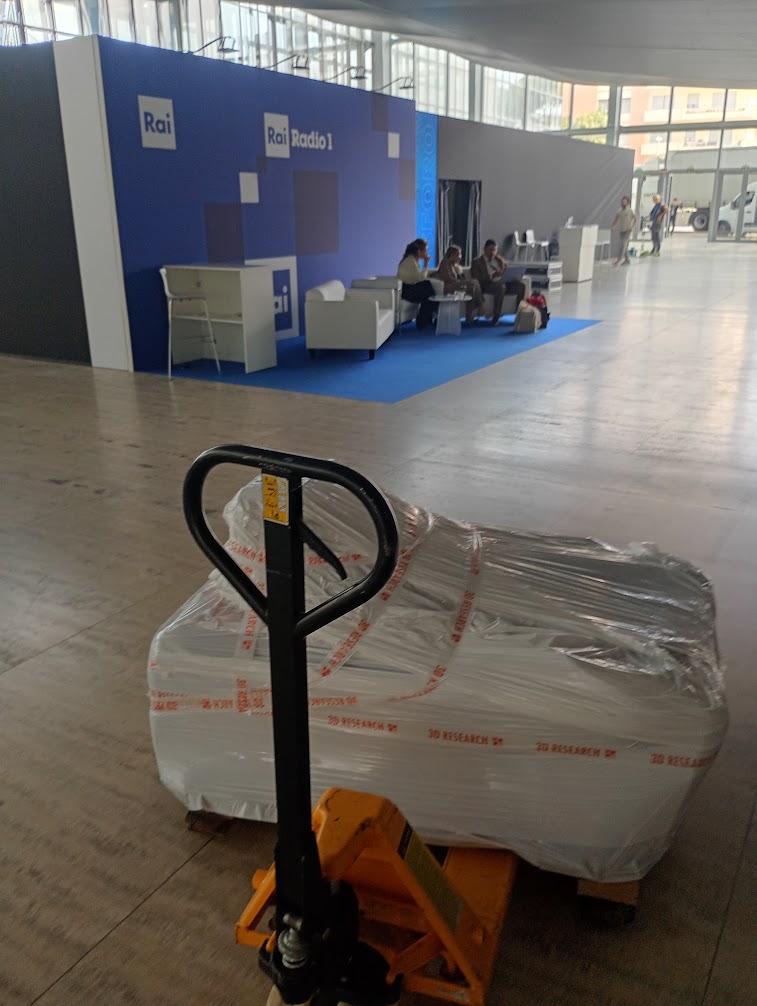 Materiali imballati su transpallet pronti per il ricarico al termine del OneWater Forum di Roma